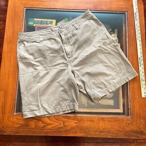 Mountain Hardware Tan Shorts Mens Large (No Size tag)